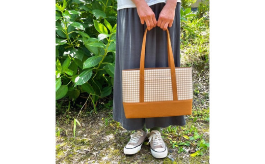 【 AKIRA オリジナル】【 マツコの知らない世界 で紹介されました！】職人手作り 中型スリムトートバッグ 黒×ベージュ帆布 軽量 軽い 日本製 キャンバス 帆布 横型 肩掛け 通勤 通学 大容量 上質 カジュアル オシャレ レディース カバン 鞄 バック