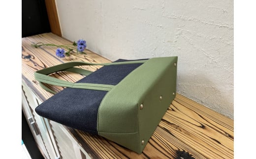 【 AKIRA オリジナル】【 マツコの知らない世界 で紹介されました！】 中型レディストートバッグ ショルダータイプ 濃紺デニム×カーキ 軽量 軽い 日本製 キャンバス 帆布 横型 肩掛け 通勤 通学 大容量 上質 カジュアル オシャレ レディース カバン 鞄 バック