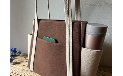 【2026年6月上旬発送開始】【 AKIRA オリジナル】【 マツコの知らない世界 で紹介されました！】 中型レディストートバッグ ダブルポケット ダークブラウン帆布×ライトベージュ 軽量 軽い 日本製 キャンバス 帆布 横型 肩掛け 通勤 通学 大容量 上質 カジュアル オシャレ レディース カバン 鞄 バック