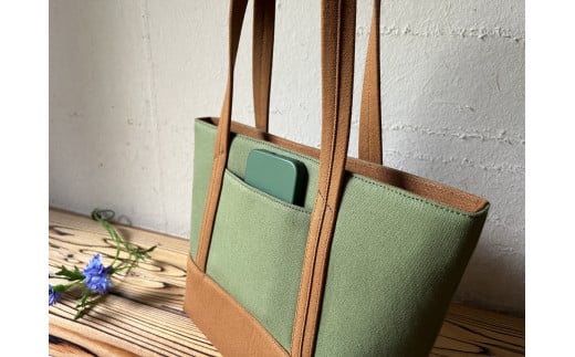 【2026年6月上旬発送開始】【 AKIRA オリジナル】【 マツコの知らない世界 で紹介されました！】 中型レディストートバッグ ショルダータイプ カーキ×茶色 軽量 軽い 日本製 キャンバス 帆布 横型 肩掛け 通勤 通学 大容量 上質 カジュアル オシャレ レディース カバン 鞄 バック