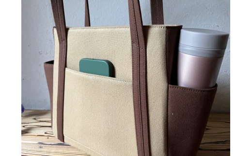 【2026年6月上旬発送開始】【 AKIRA オリジナル】【 マツコの知らない世界 で紹介されました！】 中型レディストートバッグ ダブルポケット ベージュ帆布×ダークブラウン 軽量 軽い 日本製 キャンバス 帆布 横型 肩掛け 通勤 通学 大容量 上質 カジュアル オシャレ レディース カバン 鞄 バック