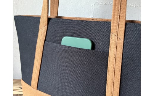 【2026年6月上旬発送開始】【 AKIRA オリジナル】【 マツコの知らない世界 で紹介されました！】職人手作り 大きなトートバッグ レディスショルダータイプ 黒×茶色帆布 A4対応 大きい 大容量 軽量 軽い 横型 日本製 キャンバス 肩掛け 通勤 通学 上質 カジュアル オシャレ シンプル レディース カバン 鞄 バック