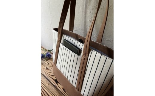 【2026年6月上旬発送開始】【 AKIRA オリジナル】【マツコの知らない世界 で紹介されました！】 中型レディストートバッグ ショルダータイプ ストライフ?×薄茶テ?ニム 軽量 軽い 日本製 キャンバス 帆布 横型 肩掛け 通勤 通学 大容量 上質 カジュアル オシャレ レディース カバン 鞄 バック