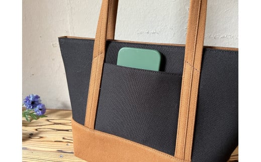 【2026年6月上旬発送開始】【 AKIRA オリジナル】【 マツコの知らない世界 で紹介されました！】 中型レディストートバッグ ショルダータイプ 黒×茶色 軽量 軽い 日本製 キャンバス 帆布 横型 肩掛け 通勤 通学 大容量 上質 カジュアル オシャレ レディース カバン 鞄 バック