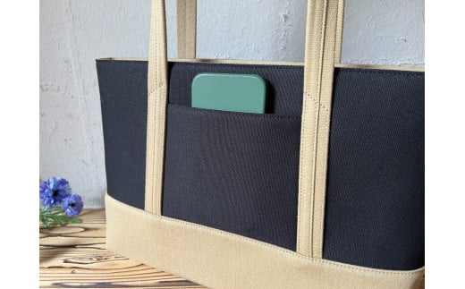 【2026年6月上旬発送開始】【 AKIRA オリジナル】【 マツコの知らない世界 で紹介されました！】職人手作り 中型スリムトートバッグ 黒×ベージュ帆布 軽量 軽い 日本製 キャンバス 帆布 横型 肩掛け 通勤 通学 大容量 上質 カジュアル オシャレ レディース カバン 鞄 バック