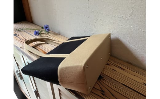 【2026年6月上旬発送開始】【 AKIRA オリジナル】【 マツコの知らない世界 で紹介されました！】職人手作り 大きなトートバッグ レディスショルダータイプ 黒×ベージュ帆布 A4対応 大きい 大容量 軽量 軽い 横型 日本製 キャンバス 肩掛け 通勤 通学 上質 カジュアル オシャレ シンプル レディース カバン 鞄 バック