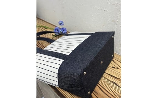 【2026年6月上旬発送開始】【 AKIRA オリジナル】【マツコの知らない世界 で紹介されました！】 中型レディストートバッグ ショルダータイプ ストライプ×濃紺デニム 軽量 軽い 日本製 キャンバス 帆布 横型 肩掛け 通勤 通学 大容量 上質 カジュアル オシャレ レディース カバン 鞄 バック