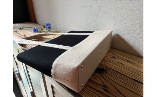 【2026年6月上旬発送開始】【 AKIRA オリジナル】【 マツコの知らない世界 で紹介されました！】職人手作り 中型スリムトートバッグ 黒×ライトベージュ帆布 軽量 軽い 日本製 キャンバス 帆布 横型 肩掛け 通勤 通学 大容量 上質 カジュアル オシャレ レディース カバン 鞄 バック