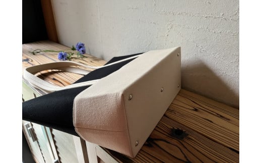 【2026年6月上旬発送開始】【 AKIRA オリジナル】【 マツコの知らない世界 で紹介されました！】職人手作り 大きなトートバッグ レディスショルダータイプ 黒×ライトベージュ帆布 A4対応 大きい 大容量 軽量 軽い 横型 日本製 キャンバス 肩掛け 通勤 通学 上質 カジュアル オシャレ シンプル レディース カバン 鞄 バック