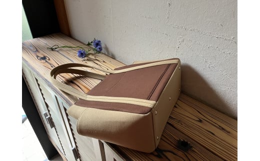 【2026年6月上旬発送開始】【 AKIRA オリジナル】【 マツコの知らない世界 で紹介されました！】 中型レディストートバッグ ダブルポケット ダークブラウン帆布×ベージュ 軽量 軽い 日本製 キャンバス 帆布 横型 肩掛け 通勤 通学 大容量 上質 カジュアル オシャレ レディース カバン 鞄 バック