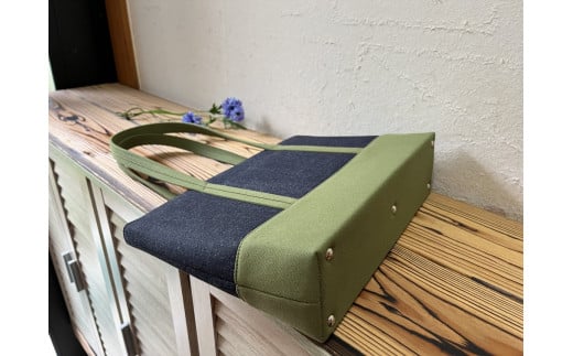 【2026年6月上旬発送開始】【 AKIRA オリジナル】【 マツコの知らない世界 で紹介されました！】職人手作り 中型スリムトートバッグ 濃紺デニム×カーキ帆布 軽量 軽い 日本製 キャンバス 帆布 横型 肩掛け 通勤 通学 大容量 上質 カジュアル オシャレ レディース カバン 鞄 バック