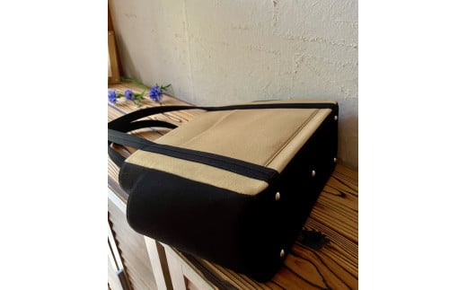 【2026年6月上旬発送開始】【 AKIRA オリジナル】【マツコの知らない世界 で紹介されました！】中型レディストートバッグ ダブルポケット ベージュ帆布×黒帆布 多収納 6ポケット 軽量 軽い 日本製 キャンバス 通勤 通学 大容量 上質 カジュアル オシャレ レディース カバン 鞄 バック