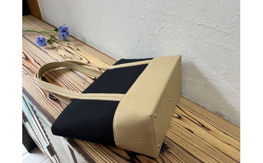 【2026年6月上旬発送開始】【 AKIRA オリジナル】【 マツコの知らない世界 で紹介されました！】 中型レディストートバッグ ショルダータイプ 黒×ベージュ 軽量 軽い 日本製 キャンバス 帆布 横型 肩掛け 通勤 通学 大容量 上質 カジュアル オシャレ レディース カバン 鞄 バック