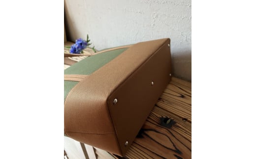 【2026年6月上旬発送開始】【 AKIRA オリジナル】【マツコの知らない世界 で紹介されました！】大きなトートバッグ レディスショルダータイプ カーキ帆布×茶色帆布 A4対応 大きい 大容量 軽量 軽い 横型 日本製 キャンバス 肩掛け 通勤 通学 上質 カジュアル オシャレ シンプル レディース カバン 鞄 バック