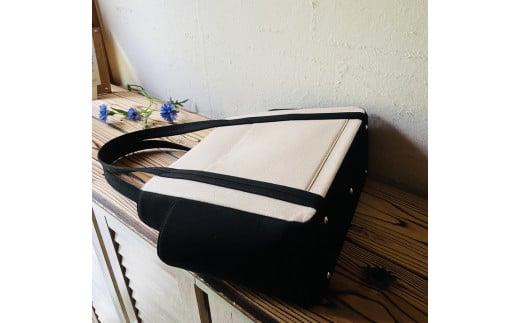 【2026年6月上旬発送開始】【 AKIRA オリジナル】【マツコの知らない世界 で紹介されました！】中型レディストートバッグ ダブルポケット ライトベージュ×黒帆布 多収納 6ポケット 軽量 軽い 日本製 キャンバス 通勤 通学 大容量 上質 カジュアル オシャレ レディース カバン 鞄 バック