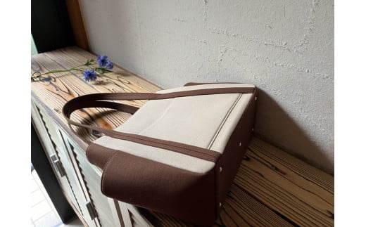 【2026年6月上旬発送開始】【 AKIRA オリジナル】【 マツコの知らない世界 で紹介されました！】 中型レディストートバッグ ダブルポケット ライトベージュ帆布×ダークブラウン 軽量 軽い 日本製 キャンバス 帆布 横型 肩掛け 通勤 通学 大容量 上質 カジュアル オシャレ レディース カバン 鞄 バック