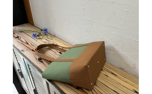 【2026年6月上旬発送開始】【 AKIRA オリジナル】【 マツコの知らない世界 で紹介されました！】 中型レディストートバッグ ショルダータイプ カーキ×茶色 軽量 軽い 日本製 キャンバス 帆布 横型 肩掛け 通勤 通学 大容量 上質 カジュアル オシャレ レディース カバン 鞄 バック