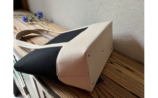 【2026年6月上旬発送開始】【 AKIRA オリジナル】【 マツコの知らない世界 で紹介されました！】 中型レディストートバッグ ショルダータイプ 黒×ライトベージュ 軽量 軽い 日本製 キャンバス 帆布 横型 肩掛け 通勤 通学 大容量 上質 カジュアル オシャレ レディース カバン 鞄 バック