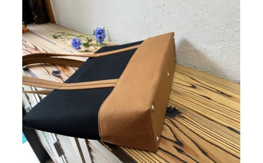 【2026年6月上旬発送開始】【 AKIRA オリジナル】【 マツコの知らない世界 で紹介されました！】職人手作り 中型スリムトートバッグ 黒×茶色帆布 軽量 軽い 日本製 キャンバス 帆布 横型 肩掛け 通勤 通学 大容量 上質 カジュアル オシャレ レディース カバン 鞄 バック