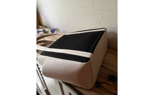 【2026年6月上旬発送開始】【 AKIRA オリジナル】【マツコの知らない世界 で紹介されました！】中型レディストートバッグ ダブルポケット 黒帆布×ライトベージュ 多収納 6ポケット 軽量 軽い 日本製 キャンバス 通勤 通学 大容量 上質 カジュアル オシャレ レディース カバン 鞄 バック