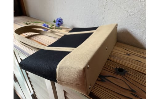 【2026年6月上旬発送開始】【 AKIRA オリジナル】【 マツコの知らない世界 で紹介されました！】職人手作り 中型スリムトートバッグ 黒×ベージュ帆布 軽量 軽い 日本製 キャンバス 帆布 横型 肩掛け 通勤 通学 大容量 上質 カジュアル オシャレ レディース カバン 鞄 バック