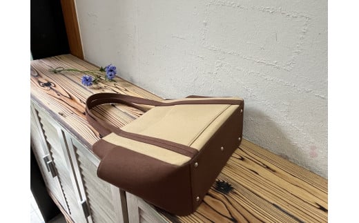 【2026年6月上旬発送開始】【 AKIRA オリジナル】【 マツコの知らない世界 で紹介されました！】 中型レディストートバッグ ダブルポケット ベージュ帆布×ダークブラウン 軽量 軽い 日本製 キャンバス 帆布 横型 肩掛け 通勤 通学 大容量 上質 カジュアル オシャレ レディース カバン 鞄 バック