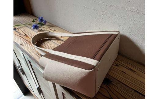 【2026年6月上旬発送開始】【 AKIRA オリジナル】【 マツコの知らない世界 で紹介されました！】 中型レディストートバッグ ダブルポケット ダークブラウン帆布×ライトベージュ 軽量 軽い 日本製 キャンバス 帆布 横型 肩掛け 通勤 通学 大容量 上質 カジュアル オシャレ レディース カバン 鞄 バック