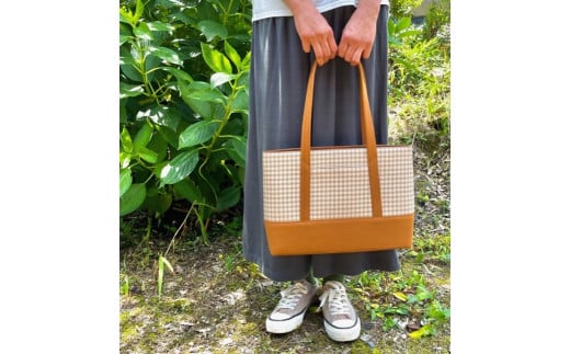 【2026年6月上旬発送開始】【 AKIRA オリジナル】【 マツコの知らない世界 で紹介されました！】職人手作り 中型スリムトートバッグ カーキ×茶色帆布 軽量 軽い 日本製 キャンバス 帆布 横型 肩掛け 通勤 通学 大容量 上質 カジュアル オシャレ レディース カバン 鞄 バック