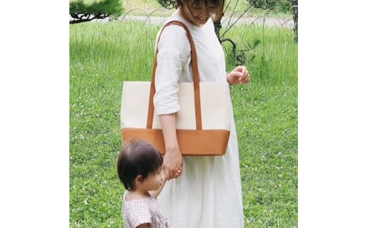 【2026年6月上旬発送開始】【 AKIRA オリジナル】【マツコの知らない世界 で紹介されました！】大きなトートバッグ メンズショルダータイプ ライトベージュ×茶色帆布 A4対応 大きい 大容量 軽量 軽い 横型 日本製 キャンバス 肩掛け 通勤 通学 上質 カジュアル オシャレ シンプル レディース 男女兼用 カバン 鞄 バック