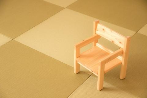 【国産ヒノキ・無垢の木】ヒノキのいす(ひじ掛けあり)_0歳児向け N-mp-A02A