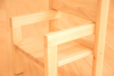 【国産ヒノキ・無垢の木】ヒノキのいす(ひじ掛けあり)_0歳児向け N-mp-A02A