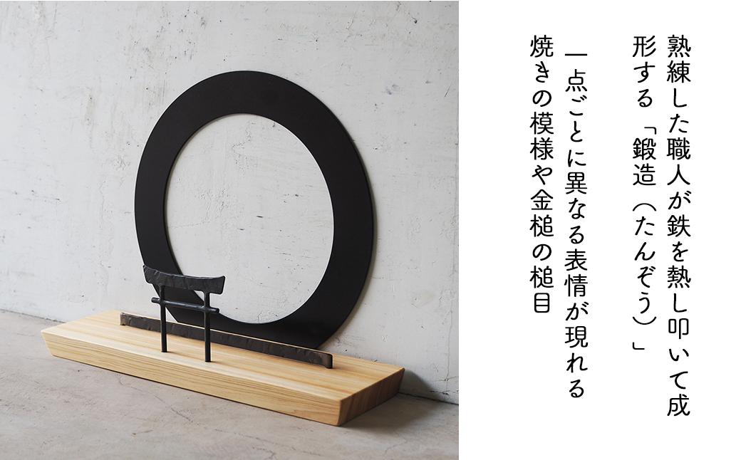 【鉄の輪+鳥居×ひのき】 職人の手仕事・岡山県産材ヒノキと鍛鉄の神棚　三社 御札立て（置き型） E-ms-A38A