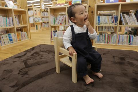 【国産ヒノキ・無垢の木】ヒノキのいす(ひじ掛けあり)_0歳児向け N-mp-A02A