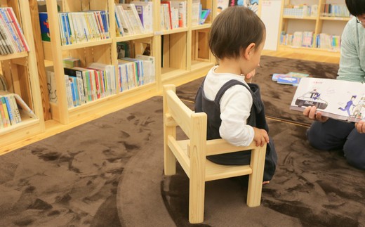 【国産ヒノキ・無垢の木】ヒノキのいす(ひじ掛けあり)_0～1歳児向け　N-mp-A02A 0～1歳向け/座面高16cm