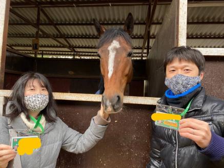 【引退競走馬支援!】サラブリトレーニング施設見学＆記念グッズセット【3人分】