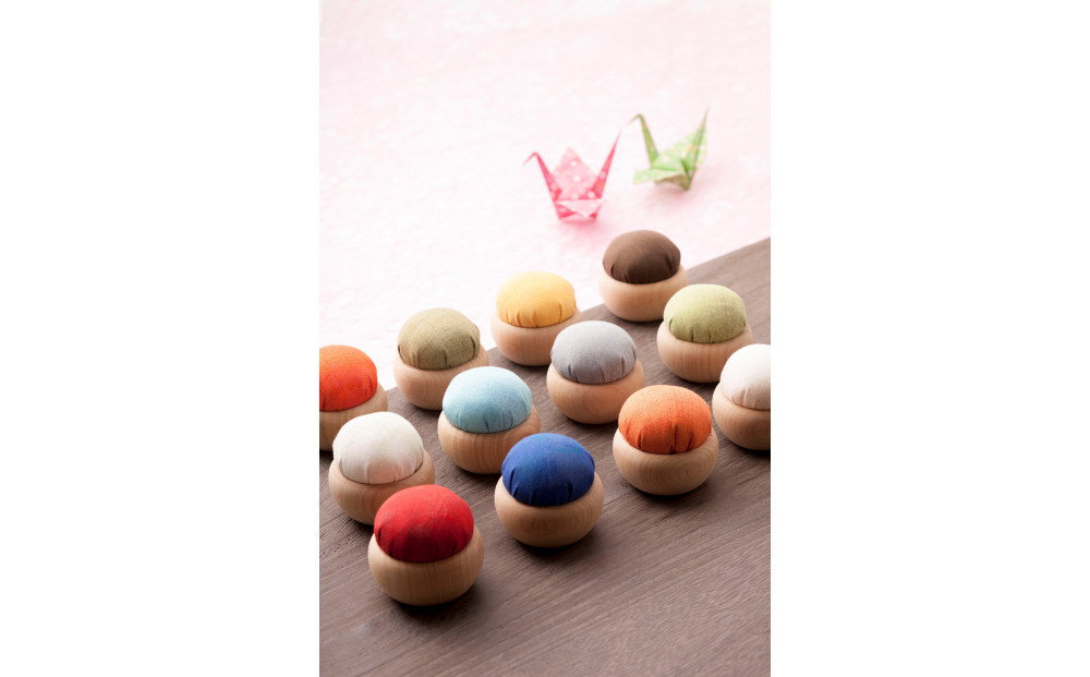  なめらかに通る、まっすぐ伝わる想い「針ものがたり 5種」、季節の色をイメージした「針やま　赤紅(睦月)」のセット