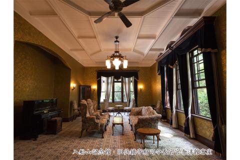 本染手ぬぐい【入船山記念館 旧呉鎮守府司令長官官舎 金唐紙「洋館客室の虫たち」】 ku091-002-r