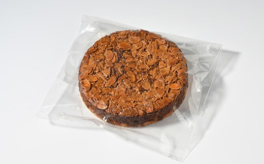 （15cmホールケーキ）アーモンドキャラメルチョコケーキ【思いやり返礼品】