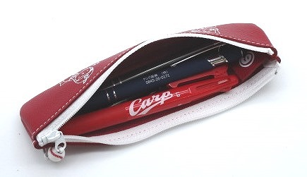 カープ×はっさくんコラボファスナーペンケース　赤