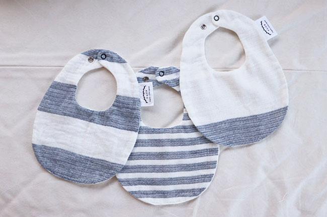 だるまスタイ オーガニックコットン100％ ダブルガーゼ・リバーシブルベビースタイ2枚組【幼児 乳児 前掛け 前かけ よだれかけ 雑貨 オーガニック 肌に優しい ギフト 日用品 人気 おすすめ 広島県 尾道市】