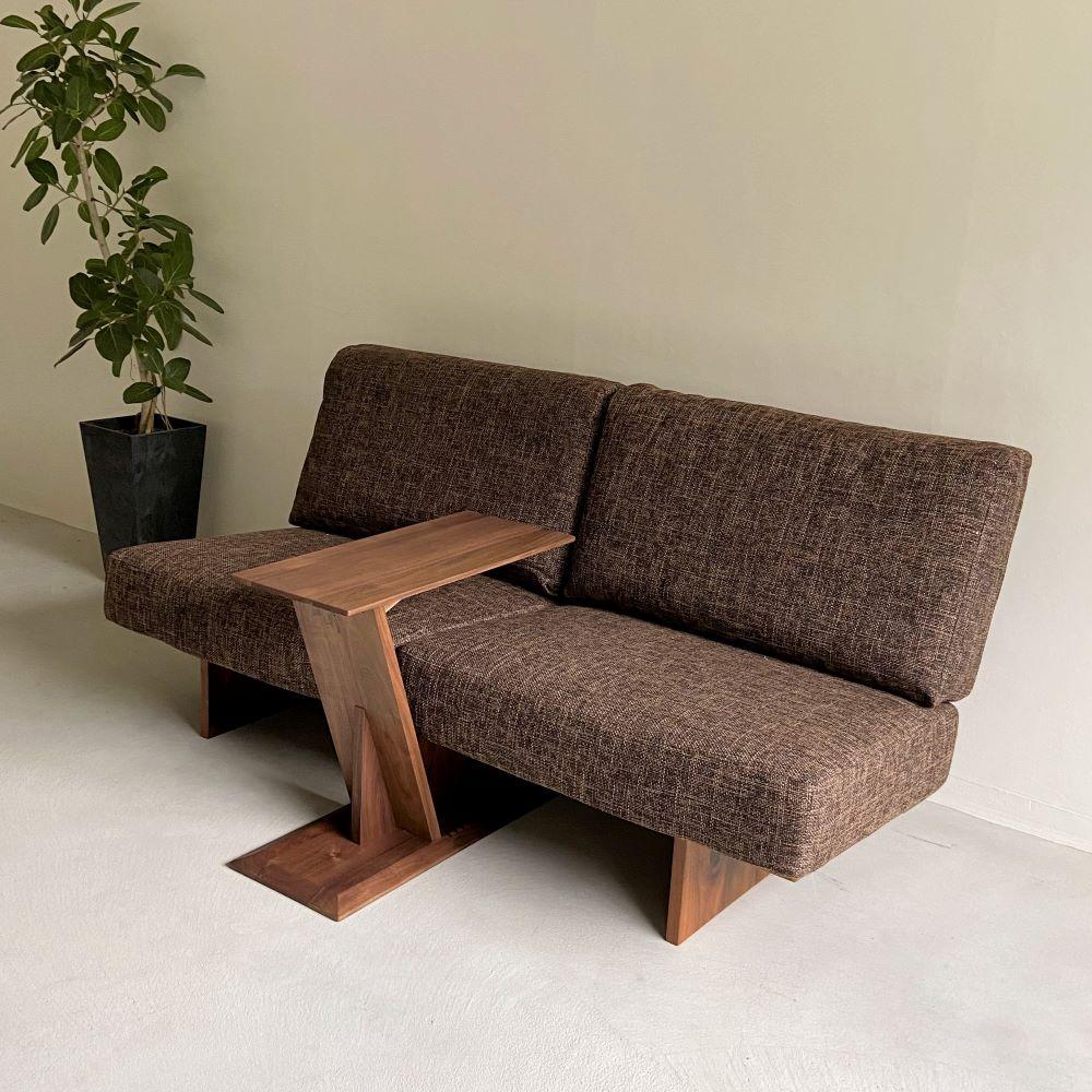 ウォールナット無垢材で造られたサイドテーブル（ブックスタンドとしても使用可）【テーブル 家具 インテリア 机 おすすめ 広島県 尾道市】