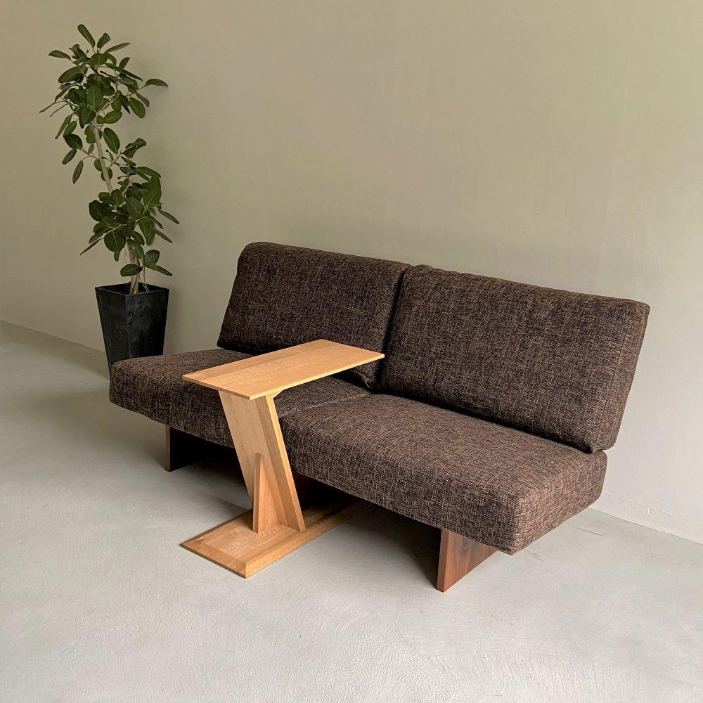 ナラ無垢材で造られたサイドテーブル（ブックスタンドとしても使用可）【テーブル 家具 インテリア 机 おすすめ 広島県 尾道市】