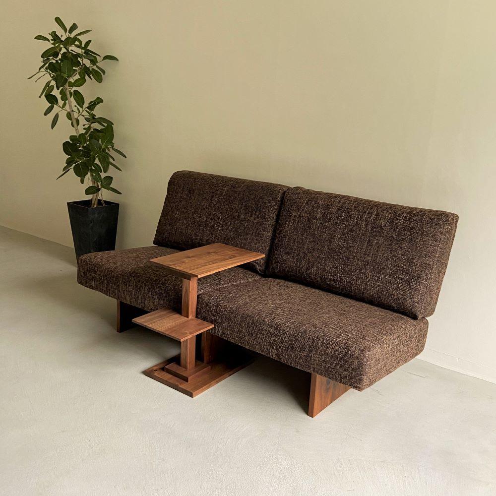 ウォールナット無垢材で造られたサイドテーブル（便利な中棚付）【テーブル 家具 インテリア 机 おすすめ 広島県 尾道市】