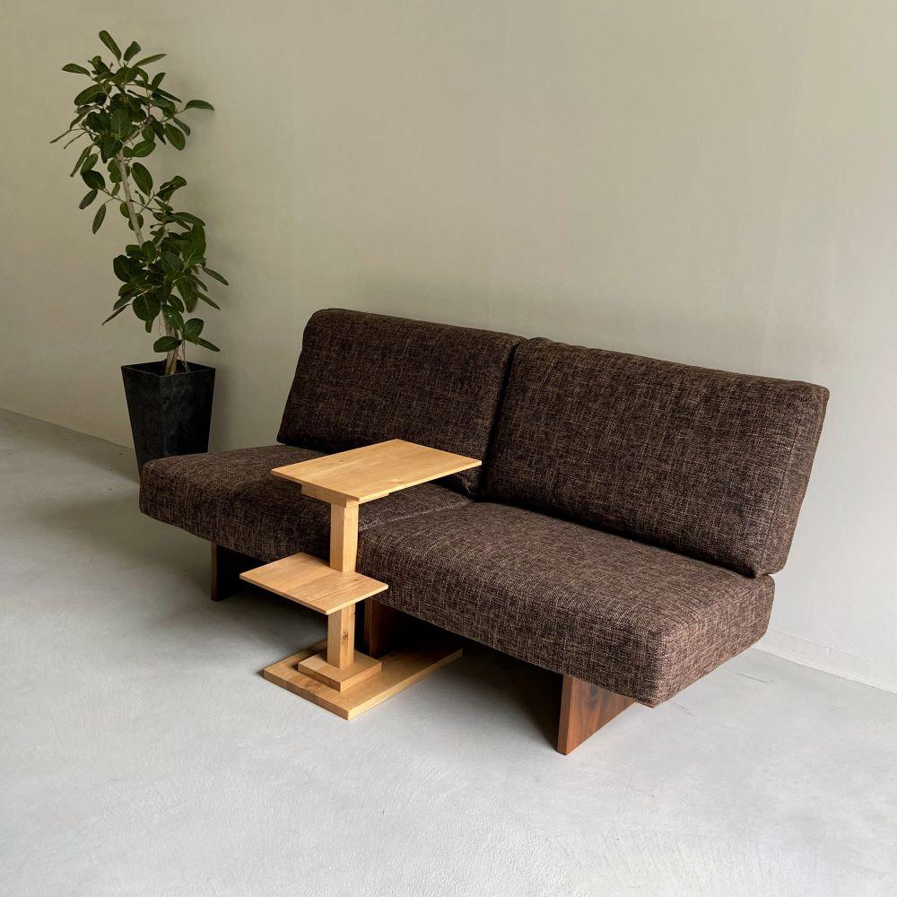 ナラ無垢材で造られたサイドテーブル（便利な中棚付）【テーブル 家具 インテリア 机 おすすめ 広島県 尾道市】