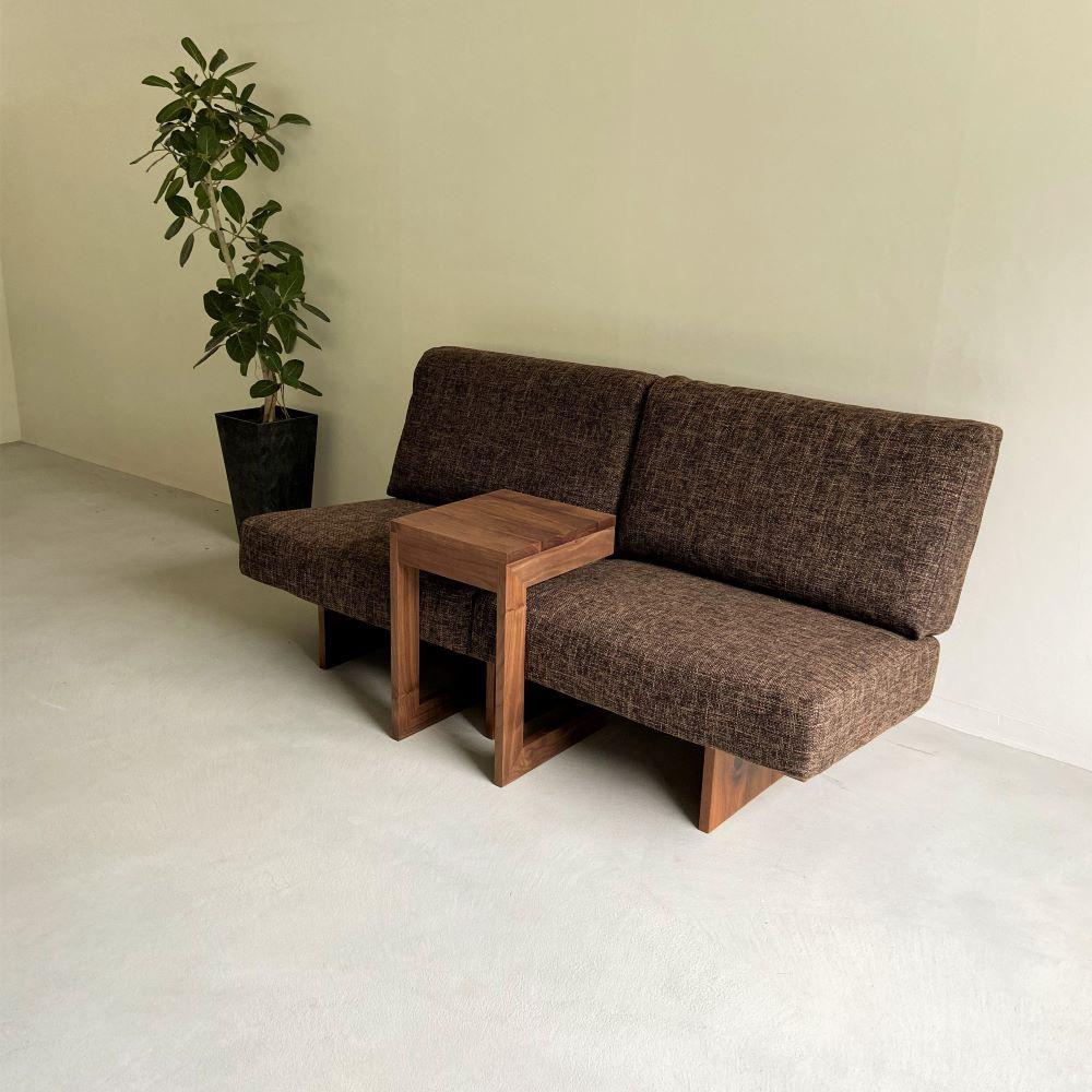 ウォールナット無垢材で造られたサイドテーブル（引き出し収納有）【テーブル 家具 インテリア 机 おすすめ 広島県 尾道市】