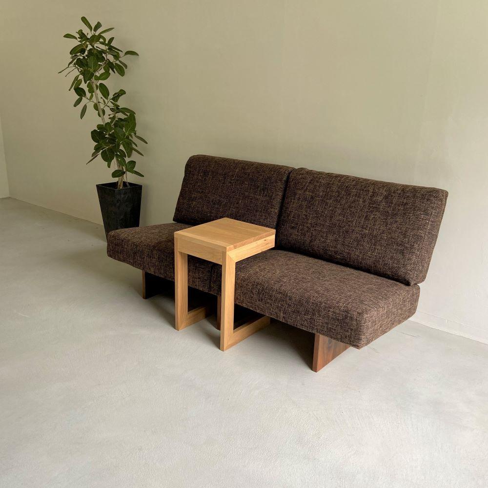 ナラ無垢材で造られたサイドテーブル（引き出し収納有）【テーブル 家具 インテリア 机 おすすめ 広島県 尾道市】