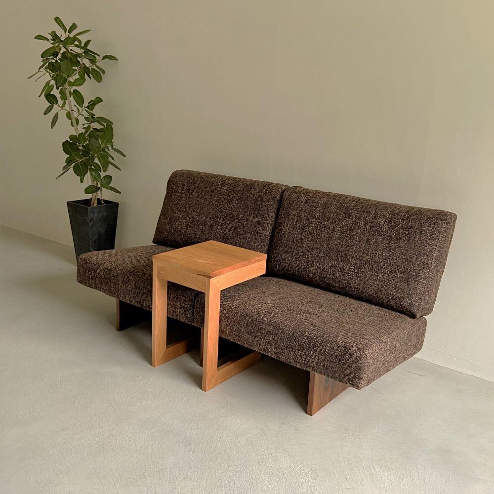 ブラックチェリー無垢材で造られたサイドテーブル（引き出し収納有）【テーブル 家具 インテリア 机 おすすめ 広島県 尾道市】