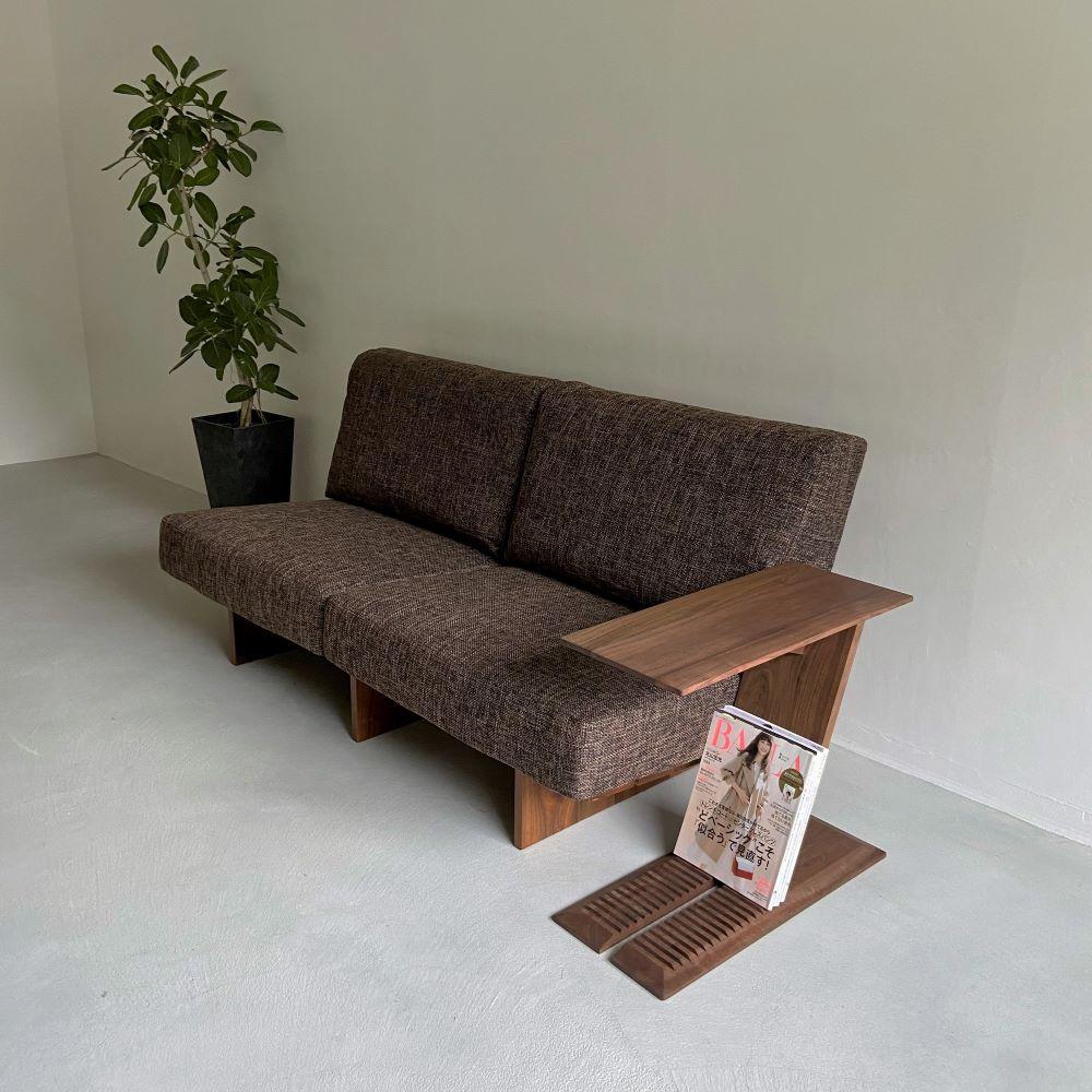 ウォールナット無垢材で造られたサイドテーブル（ブックスタンドとしても使用可）【テーブル 家具 インテリア 机 おすすめ 広島県 尾道市】