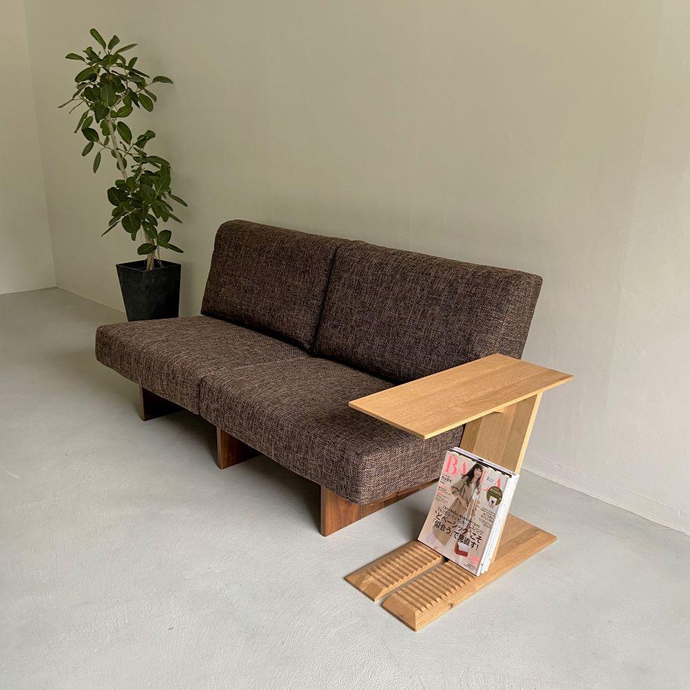 ナラ無垢材で造られたサイドテーブル（ブックスタンドとしても使用可）【テーブル 家具 インテリア 机 おすすめ 広島県 尾道市】