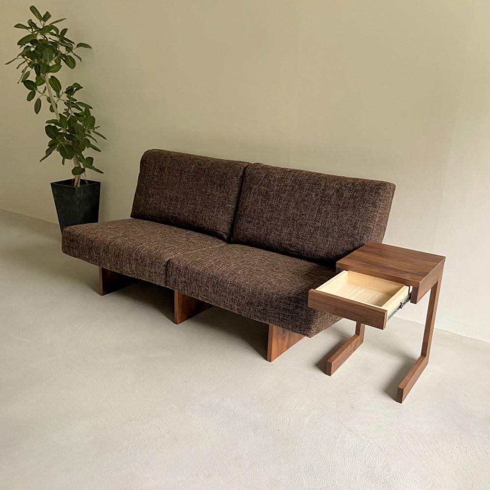 ウォールナット無垢材で造られたサイドテーブル（引き出し収納有）【テーブル 家具 インテリア 机 おすすめ 広島県 尾道市】